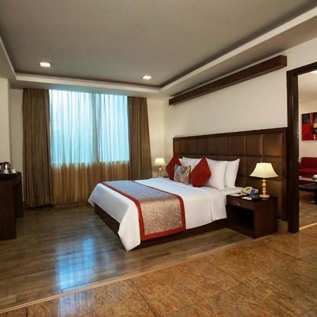 Taurus Sarovar Portico New Delhi Exteriör bild