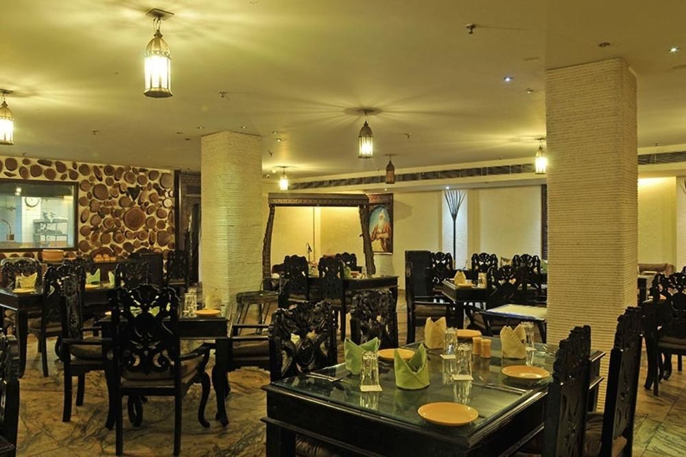 Taurus Sarovar Portico New Delhi Exteriör bild