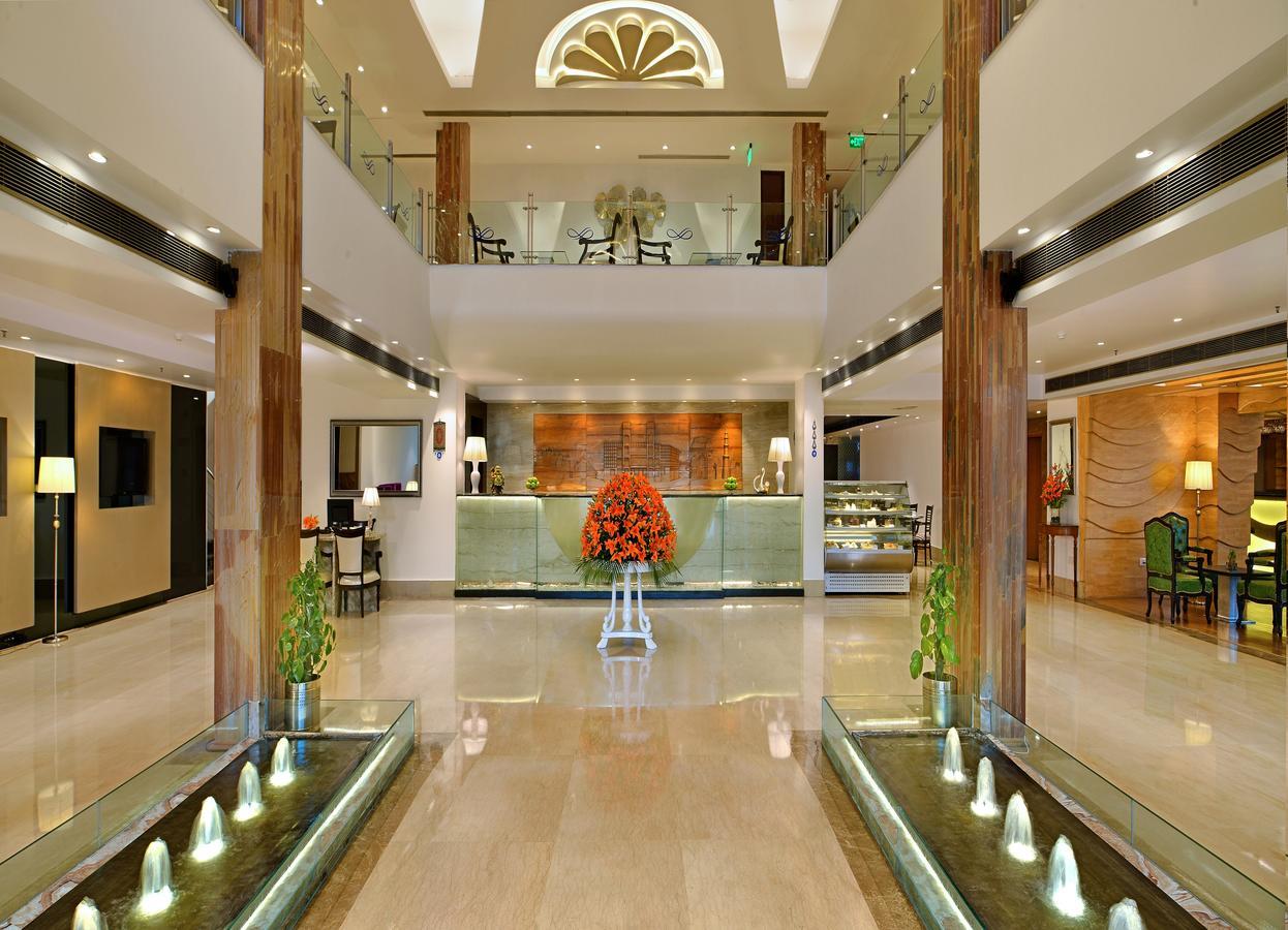 Taurus Sarovar Portico New Delhi Exteriör bild