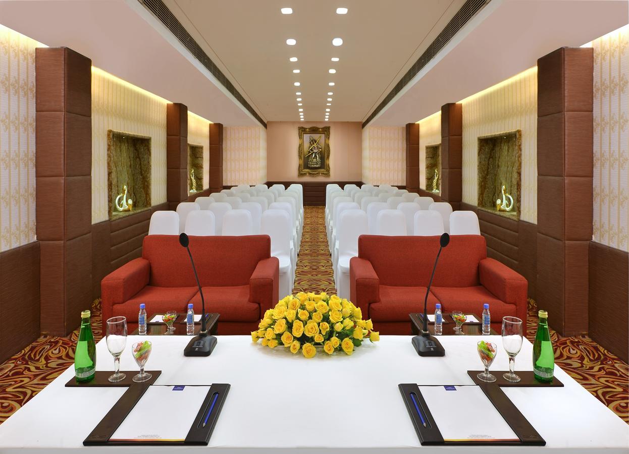 Taurus Sarovar Portico New Delhi Exteriör bild