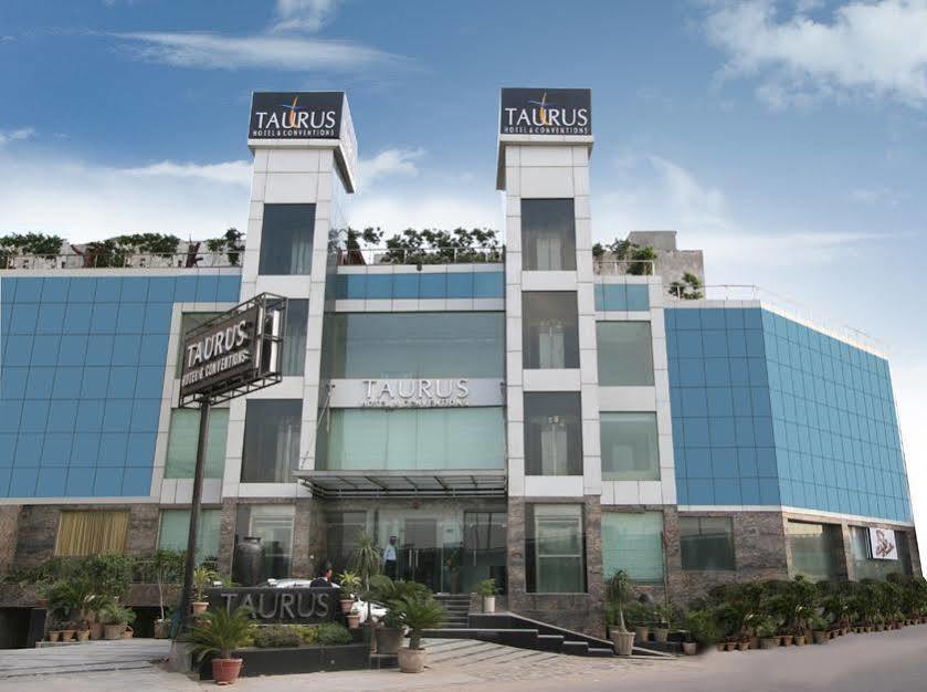 Taurus Sarovar Portico New Delhi Exteriör bild