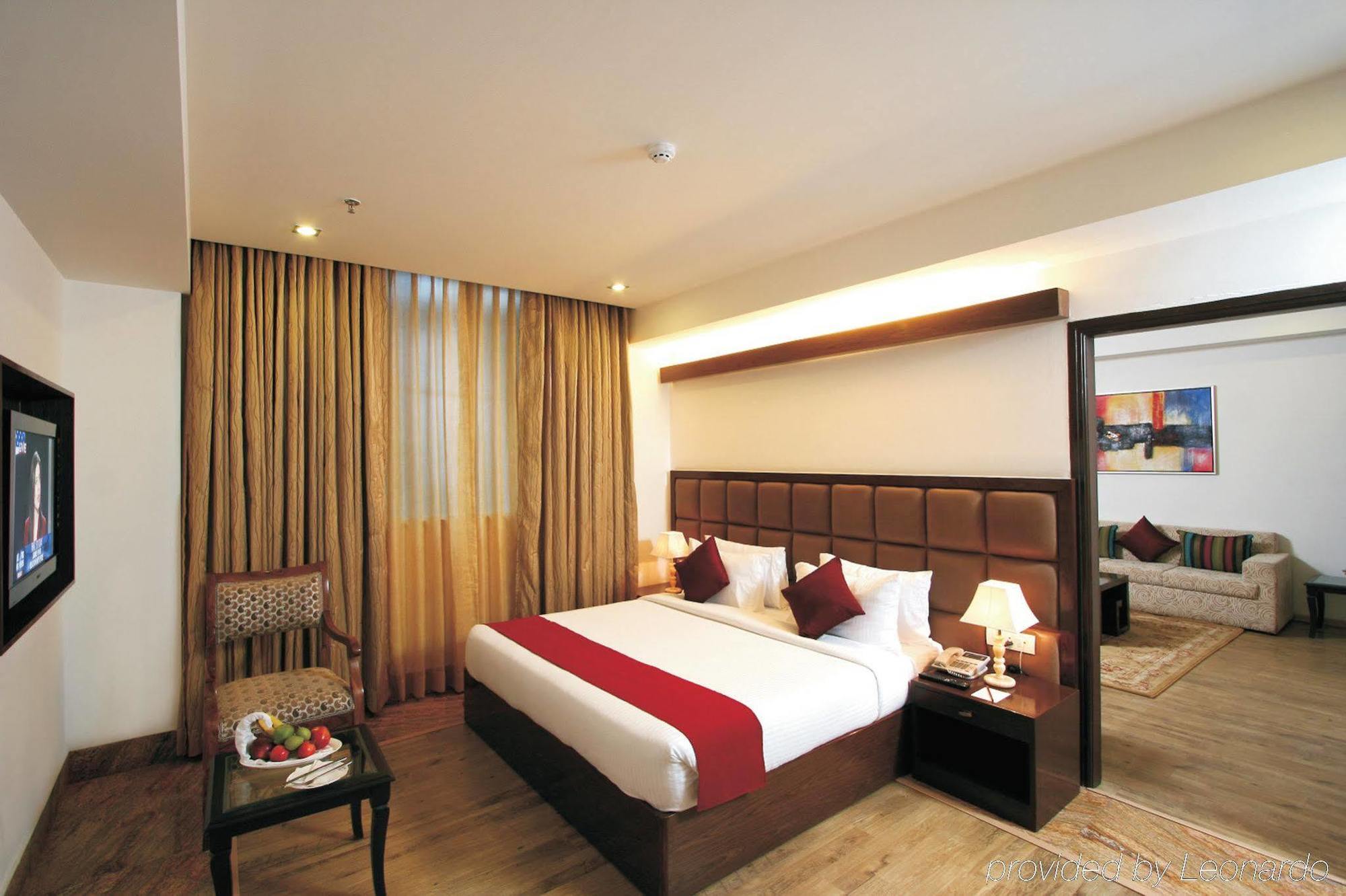Taurus Sarovar Portico New Delhi Exteriör bild