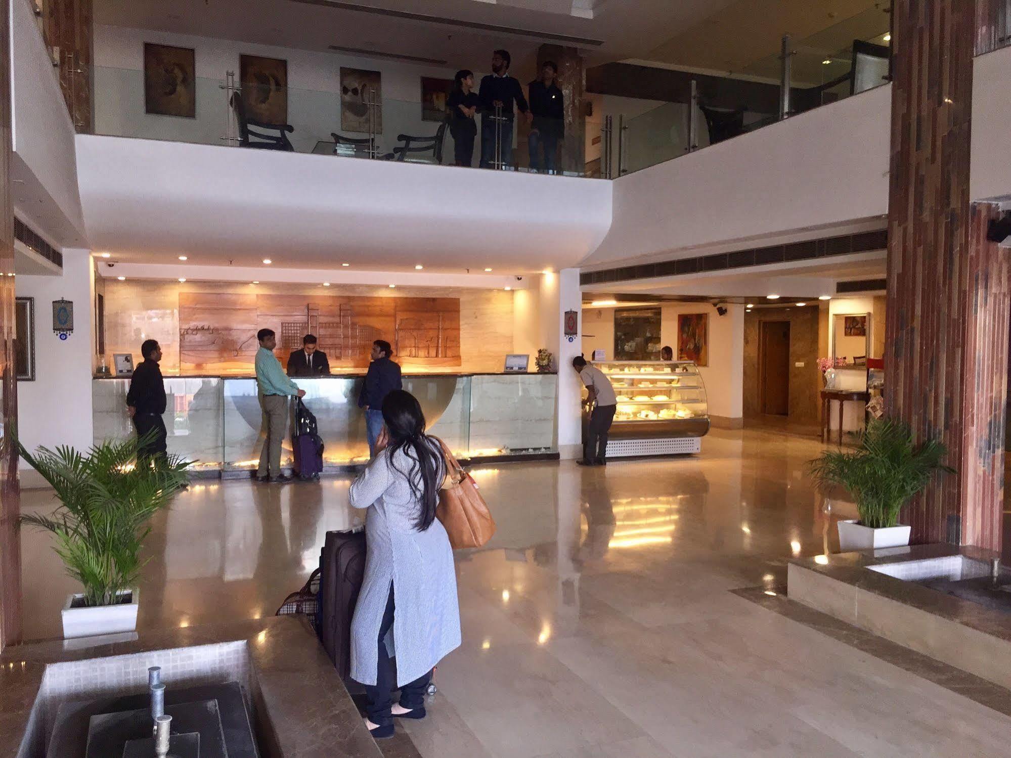 Taurus Sarovar Portico New Delhi Exteriör bild