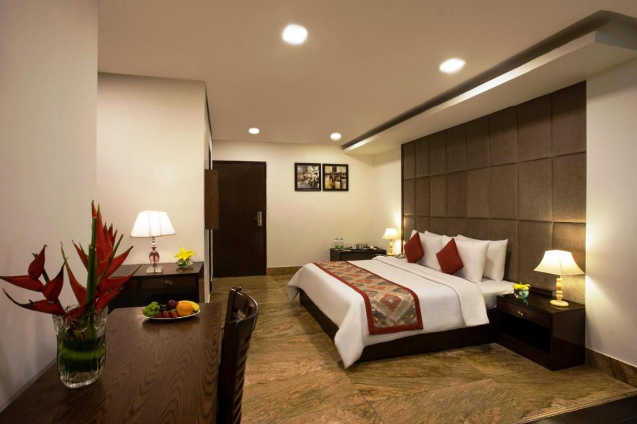 Taurus Sarovar Portico New Delhi Exteriör bild