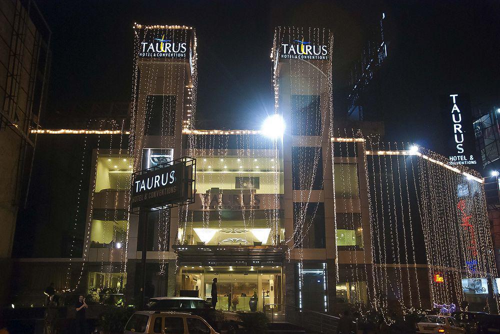 Taurus Sarovar Portico New Delhi Exteriör bild