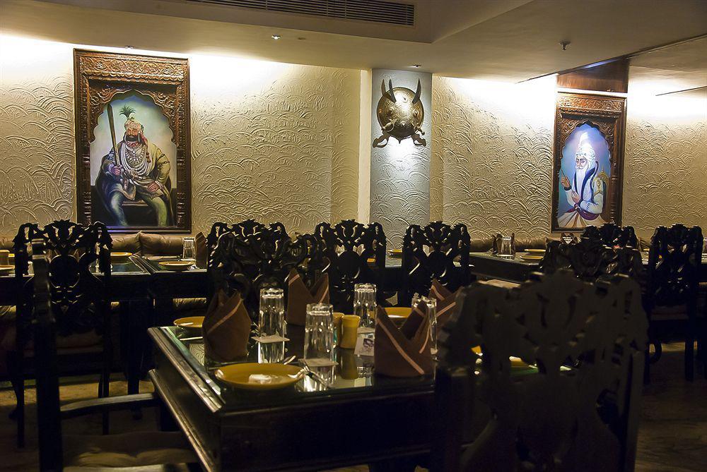 Taurus Sarovar Portico New Delhi Exteriör bild